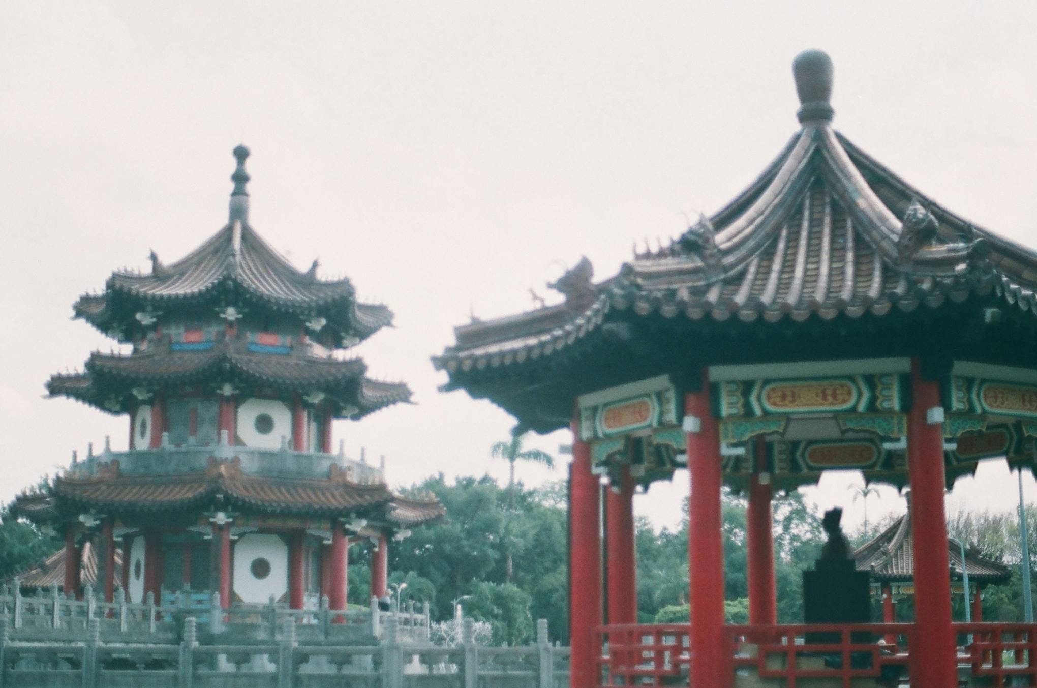 白天靠近水体的红色和黑色寺庙